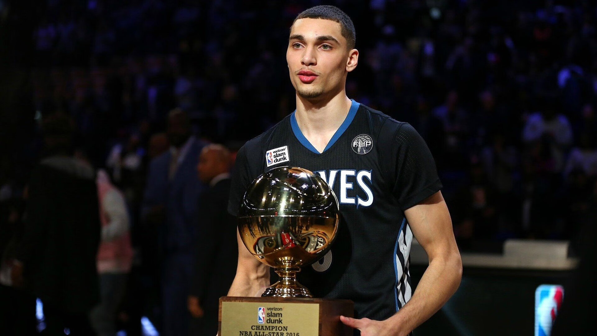 国际足球联赛中球队之间的对抗异常激烈，足球比赛对抗